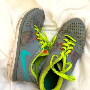 NIKE FLEX RUNNING SHOES